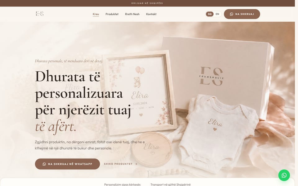 Faqja kryesore e frameholic.al në desktop, me një dhuratë të personalizuar dhe titullin Dhurata të personalizuara për njerëzit tuaj të afërt.